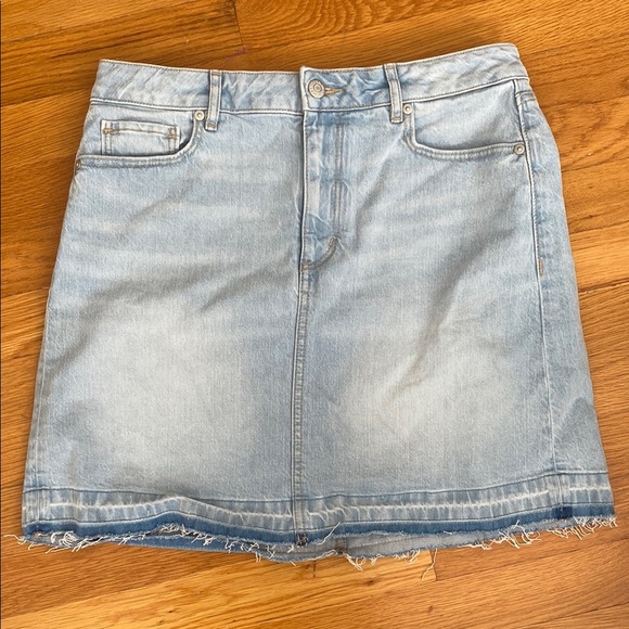 LOFT Blue Denim Mini Skirt size 4 - Picture 1 of 3